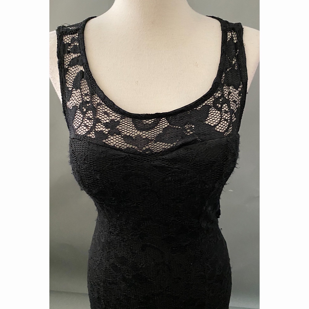 Black Sleeveless Lace Dress - Picture 2 of 6